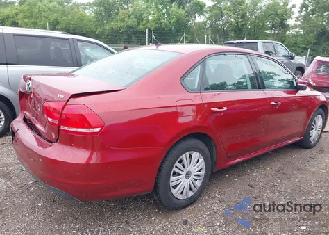 2015 Volkswagen Passat 1.8T S z USA, uszkodzony, nr VIN 1VWAT7A37FC074064